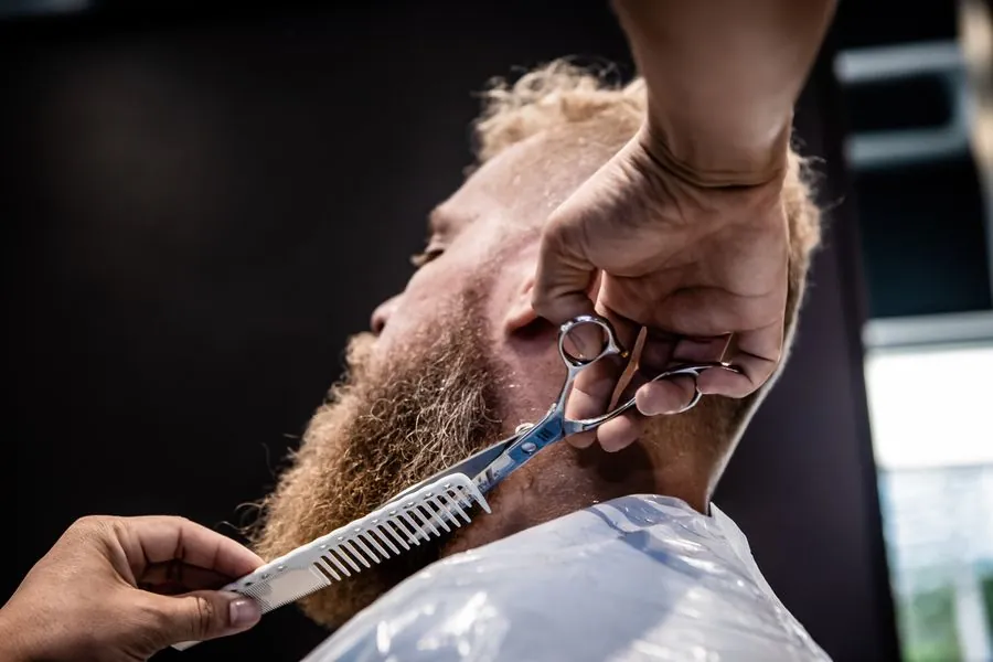 Barbe taillée aux ciseaux et au peigne