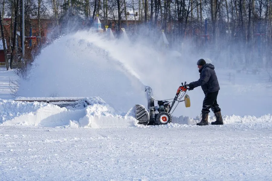 Déneigement à la souffleuse, la neige projetée en gerbe